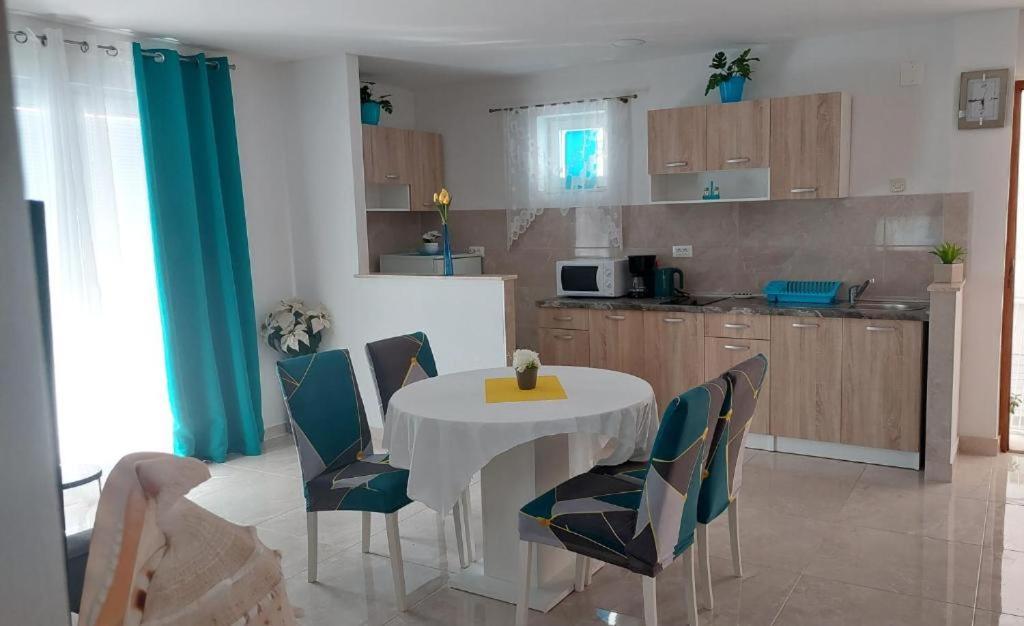 Apartments Mestral Baška Voda Exteriör bild